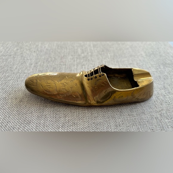 Vintage Brass Engraved Handcrafted Shoe Shape Ashtray, Paperweight, Collectible - Picture 7 of 8